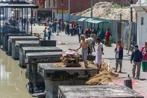 Kathmandu Nepál 2018 Urnák Testületek Bagmati Folyó Partján Pashupatinath Templomban — Stock Fotó