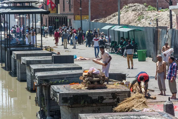 Kathmandu Nepál 2018 Urnák Testületek Bagmati Folyó Partján Pashupatinath Templomban — Stock Fotó