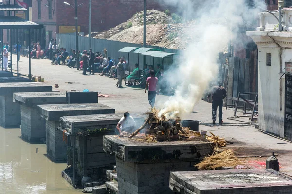 Kathmandu Nepál 2018 Urnák Testületek Bagmati Folyó Partján Pashupatinath Templomban — Stock Fotó