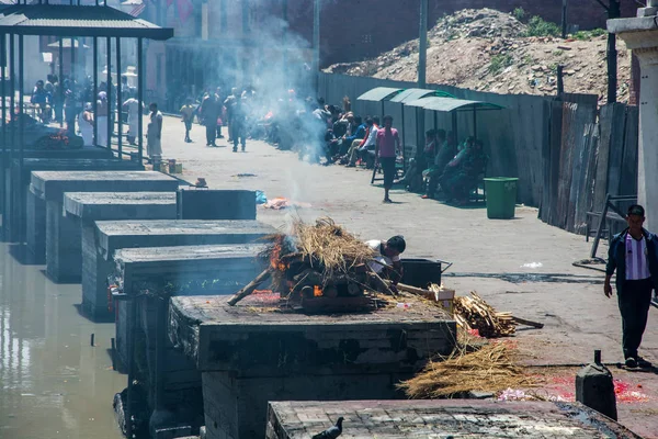Kathmandu Nepál 2018 Urnák Testületek Bagmati Folyó Partján Pashupatinath Templomban — Stock Fotó
