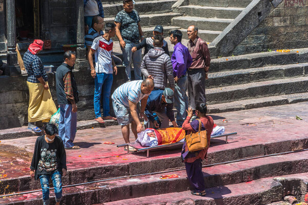 Катманду, Непал 13.04.2018 Непальская семья в храмовом комплексе Pesonalised 13 апреля 2018 года, Катманду, Непал
. 