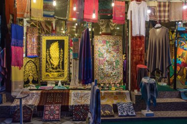 Giysi, Ayakkabı ve aksesuarları Katmandu, Nepal ile iyi vitrin.