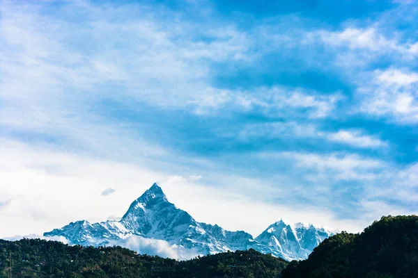 スノーピーク Nupts 高さ美しい曇り空 ネパールに対して 7855 — ストック写真