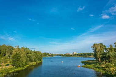 Nehirde Uvod Rusya bir sıcak, güneşli yaz gününde şehir park Ivanova. 