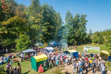LUH, Ivanovo region, Rusya Federasyonu - 08/25/2018: bölgesel Festivali-Fuar Luk-luchok 25 Ağustos 2018 yılında şehir Luh, Ivanovo region, Rusya Federasyonu,. 