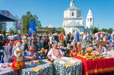 LUH, Ivanovo region, Rusya Federasyonu - 08/25/2018: bölgesel Festivali-Fuar Luk-luchok 25 Ağustos 2018 yılında şehir Luh, Ivanovo region, Rusya Federasyonu,. 