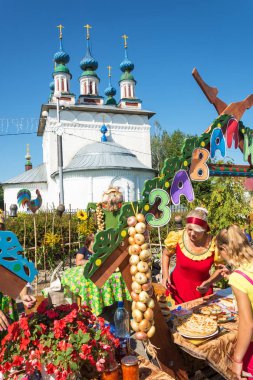 LUH, Ivanovo region, Rusya Federasyonu - 08/25/2018: Satılık Pies, bölgesel Festivali-Fuar Luk-luchok 25 Ağustos 2018 yılında şehir Luh, Ivanovo region, Rusya Federasyonu. 