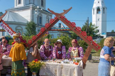 LUH, Ivanovo region, Rusya Federasyonu - 08/25/2018: salatalık turşusu ve bölgesel Festivali-Fuar Luk-luchok 25 Ağustos 2018 yılında şehir Luh, Ivanovo region, Rusya Federasyonu, domates satışı.