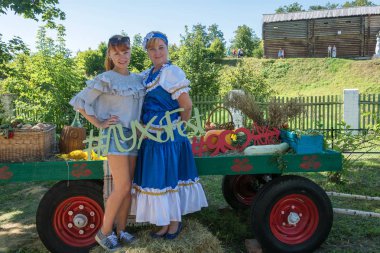 LUH, Ivanovo region, Rusya Federasyonu - 08.25.2018: iki kız fotoğraflandı bölgesel Festivali-Fuar Luk-luchok bir bellek için 25 Ağustos 2018 şehir Luh içinde Ivanovo region, Rusya Federasyonu. 