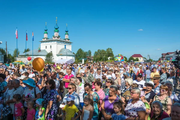 LUH, Ivanovo region, Rusya Federasyonu - 08/25/2018: bölgesel Festivali-Fuar Luk-luchok 25 Ağustos 2018 yılında şehir Luh, Ivanovo region, Rusya Federasyonu,. 