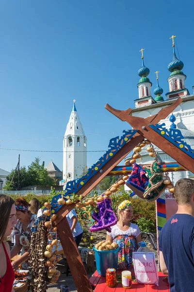 LUH, Ivanovo region, Rusya Federasyonu - 08/25/2018: Satılık patates, Kvas, soğan, bölgesel Festivali-Fuar Luk-luchok 25 Ağustos 2018 yılında şehir Luh, Ivanovo region, Rusya Federasyonu.