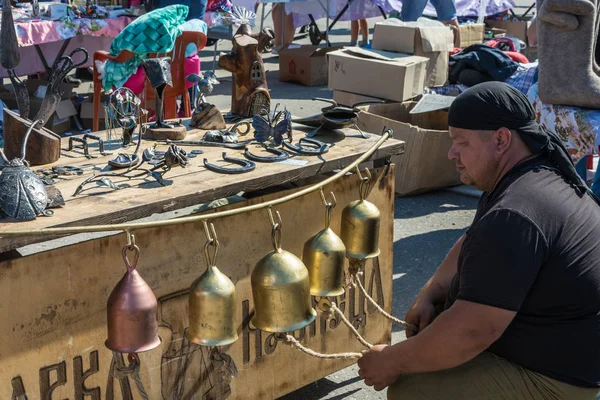 LUH, Ivanovo region, Rusya Federasyonu - 08/25/2018: bir adam bölgesel Festivali-Fuar Luk-luchok metal Bells'de üzerinde 25 Ağustos 2018 şehir, Luh içinde Ivanovo region, Rusya Federasyonu çalış. 