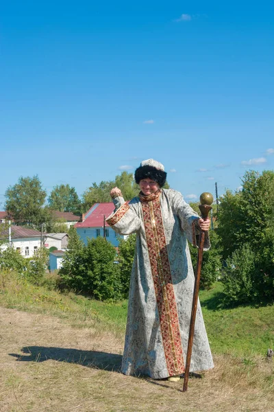 LUH, Ivanovo region, Rusya Federasyonu - 08/25/2018: kadın Rus giysileri ile bir kadroyla bölgesel Festivali-Fuar Luk-luchok 25 Ağustos 2018 yılında şehir Luh, Ivanovo region, Rusya Federasyonu.