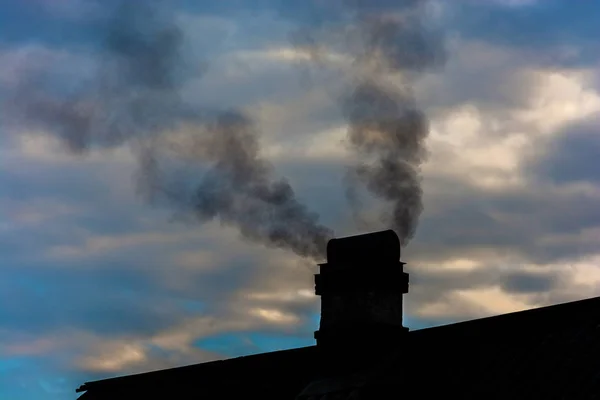 Dois Jatos Fumaça Negra Uma Chaminé Sobre Céu Nublado — Fotografia de Stock