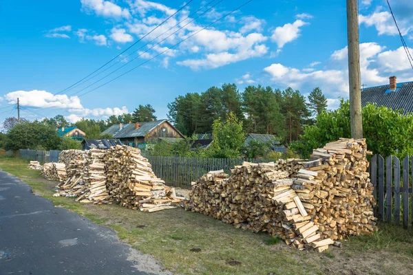 Большая Куча Дров Деревенской Улице Летний Солнечный День — стоковое фото