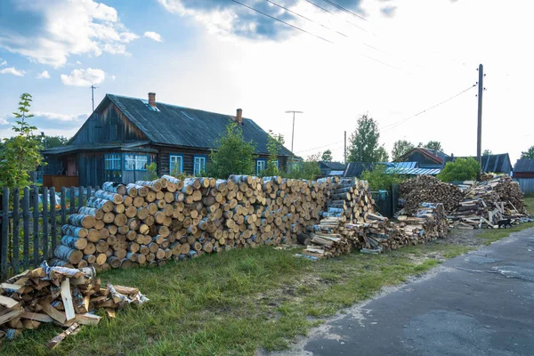 Een Grote Stapel Brandhout Een Dorpsstraat Een Zonnige Zomerdag — Stockfoto