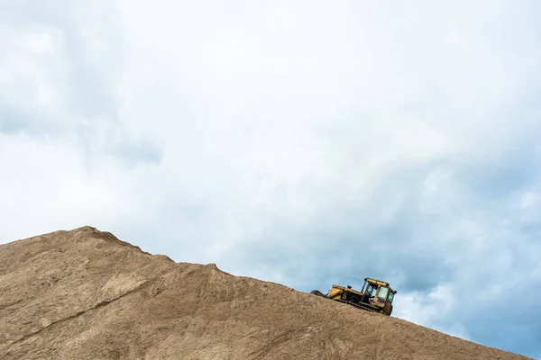 Yellow Bulldozer Large Hill Sand Background Cloudy Sky — Stock Photo, Image