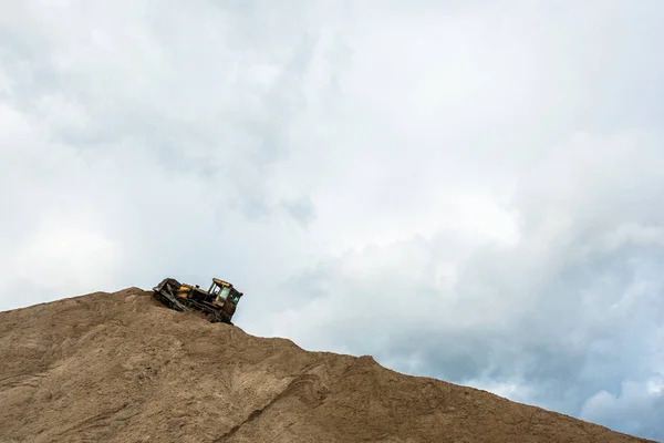 Yellow Bulldozer Large Hill Sand Background Cloudy Sky — Stock Photo, Image