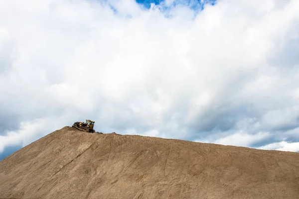 Yellow Bulldozer Large Hill Sand Background Cloudy Sky — Stock Photo, Image