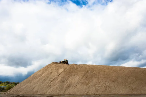 Yellow Bulldozer Large Hill Sand Background Cloudy Sky — Stock Photo, Image