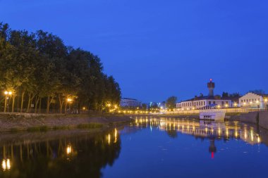 Sonbahar akşamı sessiz nehir Uvod Ivanovo city, Rusya Federasyonu içinde. 
