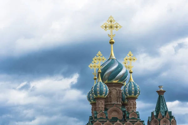 Mooie Kerk Koepels Met Goud Kruist Tegen Een Bewolkte Hemel — Stockfoto