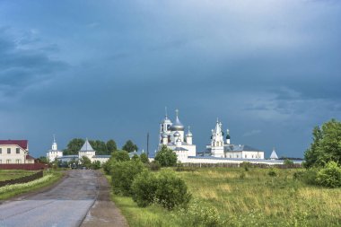 Koyu mavi gökyüzü, Rusya bir arka plan üzerinde beyaz Nikitsky manastır.