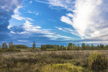 Güzel sonbahar yatay, alanlar, ormanlar ve bulutlu gökyüzü erken sabah, Rusya Federasyonu. 