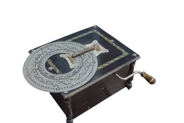 Mezarda siyah beyaz bir arka plan üzerinde delikli metal disk ile eski zaman müzik kutusu.