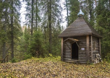 Şapel kutsal bahar Tanrı'nın annesi varsayım Sovetsky Köyü, Kologrivsky bölgesi, Kostroma region, Rusya Federasyonu yakınındaki bir sonbahar günü onuruna üzerinde. 