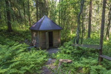 Kutsal bir kaynak onuruna büyük şehit George Victorious yakınındaki Surshino Köyü, Neysky District, Kostroma Region, Rusya Federasyonu. 