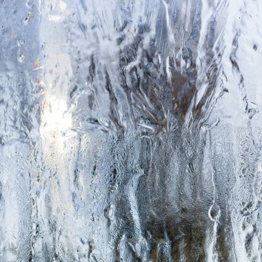 Güzel mavi buz arka camının parlak güneş ışığı.