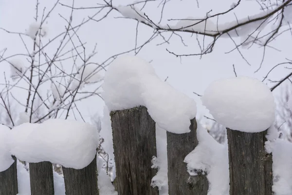 Vecchio Recinto Legno Coperto Neve Bianca Una Giornata Nuvolosa Invernale — Foto Stock