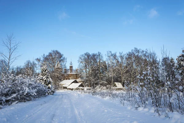 Hermoso Paisaje Rural Con Una Iglesia Ruinas Día Helado Invierno — Foto de Stock