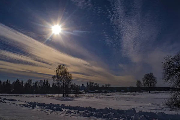 Bellissimo paesaggio rurale invernale con sole splendente . — Foto Stock