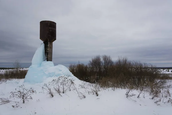 Torre de agua alta con un gran bloque de hielo azul . — Foto de Stock