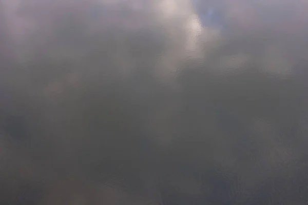 Homályos tükrözi a felhők, a felszínen a víz li — Stock Fotó