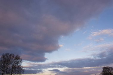 Bahar gününde mavi Mart gökyüzünde güzel parlak bulutlar.