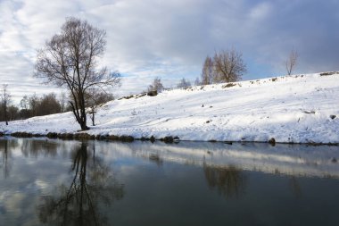 Bulutlu bir üzerinde küçük bir sessiz nehir ile güzel bahar manzara 