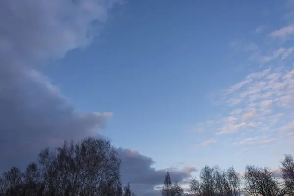 Beautiful bright clouds on the blue March sky in the spring day. — Stock Photo, Image