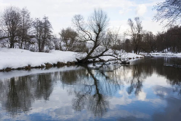 Bulutlu bir üzerinde küçük bir sessiz nehir ile güzel bahar manzara 