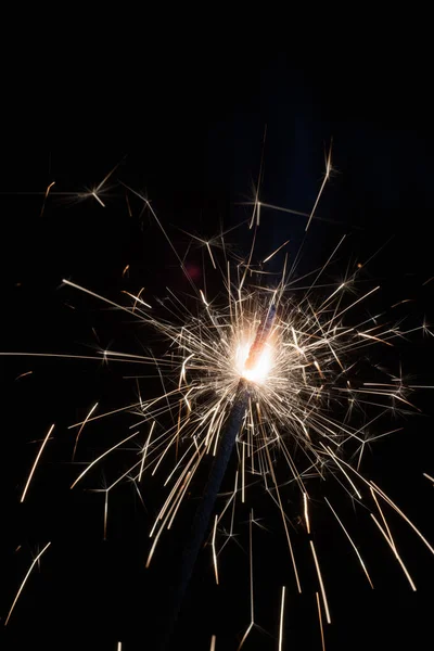 Brillantes chispas de fuego de Bengala sobre un fondo negro . — Foto de Stock