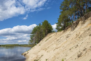Ivanovo bölgesinde Klyazma Nehri üzerinde dik kumlu uçurum. 