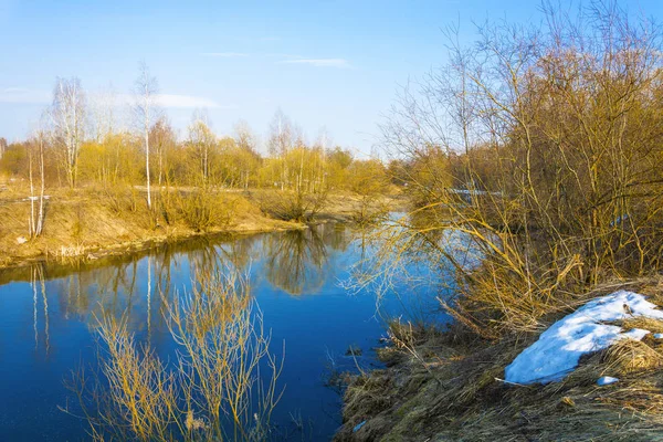 Pemandangan musim semi yang cerah dengan sungai kecil dan langit biru . — Stok Foto