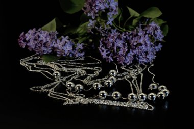 Metal gümüş küresel boncuk uzun bir zincir ve Lila g ile