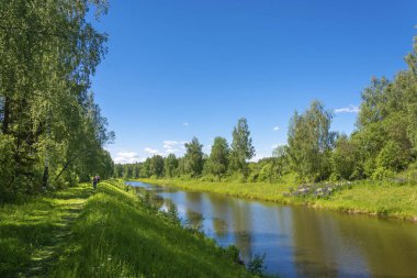Bir yaz gününde kanalda bisikletçiler küçük bir grup. 