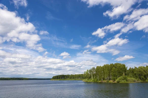 Uvodskoe Reservoir mit grünen bewaldeten Ufern und schönen bewölkten — Stockfoto