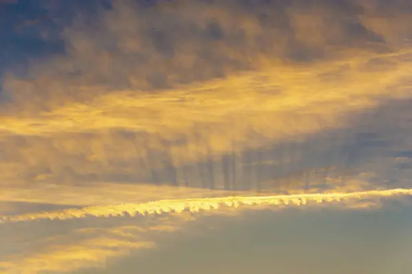 Bela paisagem celestial com nuvens douradas e luz solar . — Fotografia de Stock