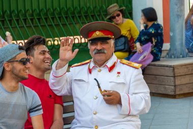 Nikolskaya Caddesi'nde Joseph Stalin'e benzer bir adam, 22.06.2019,