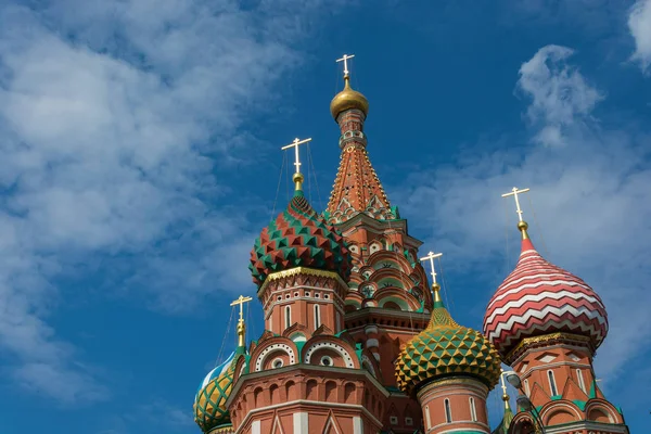 Multicolor torens van St. Basil's Cathedral tegen de bewolkte SK — Stockfoto